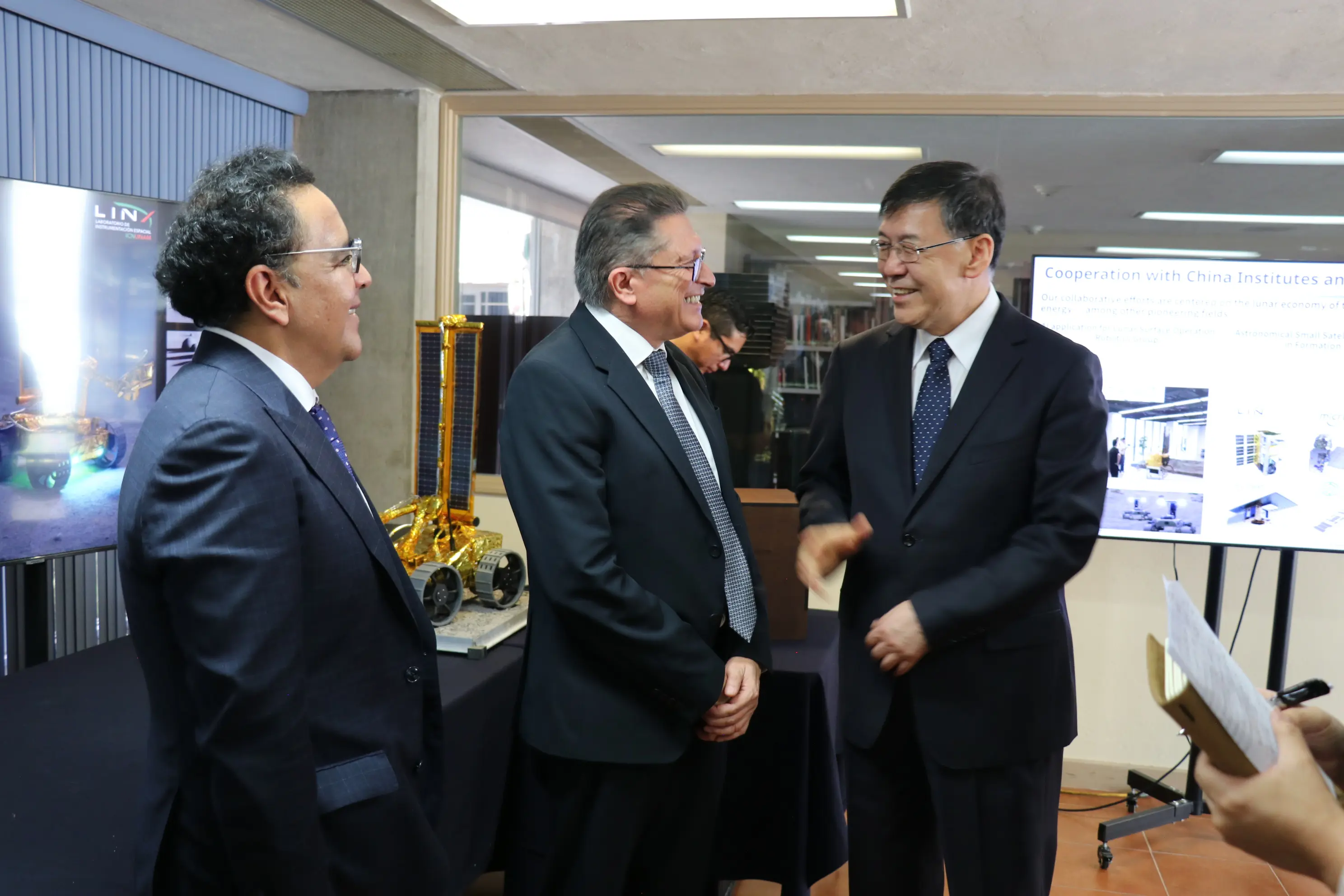 China pone la mirada en Colmena-2: Ministro de Ciencia y Tecnología conoce el proyecto lunar mexicano | Láman Carranza