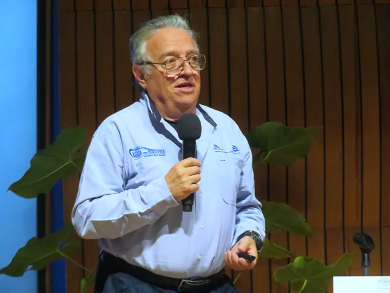 A person holding a microphone

AI-generated content may be incorrect.