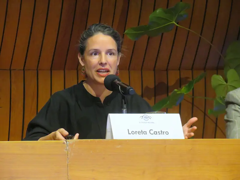 A person speaking into a microphone

AI-generated content may be incorrect.